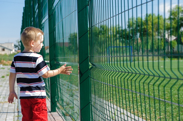 Dvě evropské školy v Bruselu potřebují koupit a namontovat nové ploty a branky
